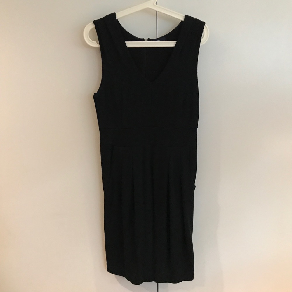 🚨Black GAP sleeveless dress with pockets🚨